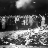 Ähnlich wie auf dem historischen Foto aus Berlin verfolgten auch in Recklinghausen Tausende Zuschauer die Bücherverbrennung in der Südstadt.