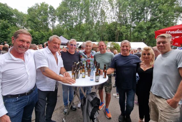 Ausgelassene Stimmung herrschte unter den zahlreichen Besuchern beim Haldenglühen 2025 am Bikertreff Vogel in Marl.