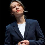 Arikia Orbán spielt die taffe Rechtsanwältin Tessa.