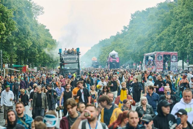 Tausende Menschen tanzen trotz Regen zur Musik der Technoparade Rave The Planet, die sich über die Straße des 17. Juni bewegt.