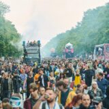 Tausende Menschen tanzen trotz Regen zur Musik der Technoparade Rave The Planet, die sich über die Straße des 17. Juni bewegt.