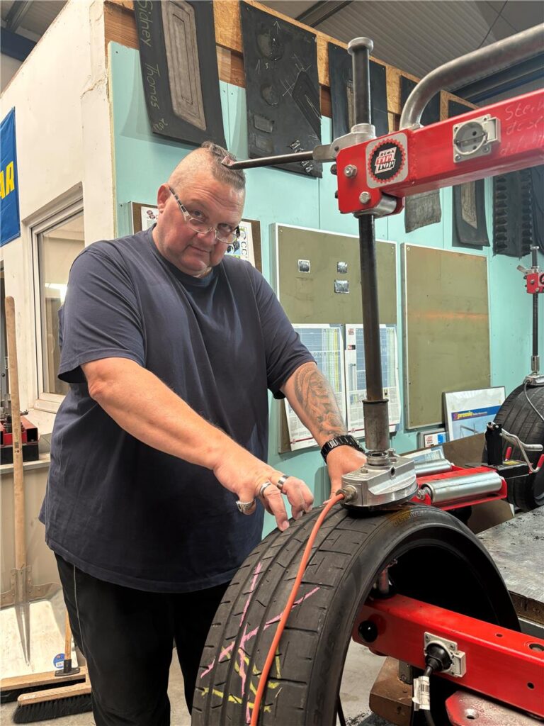 Michael Ewert im Bildungszentrum der Innung für das Vulkaniseur- und Reifenmechaniker-Handwerk Rhein-Ruhr in Recklinghausen Michael Ewert im Bildungszentrum der Innung für das Vulkaniseur- und Reifenmechaniker-Handwerk Rhein-Ruhr in Recklinghausen