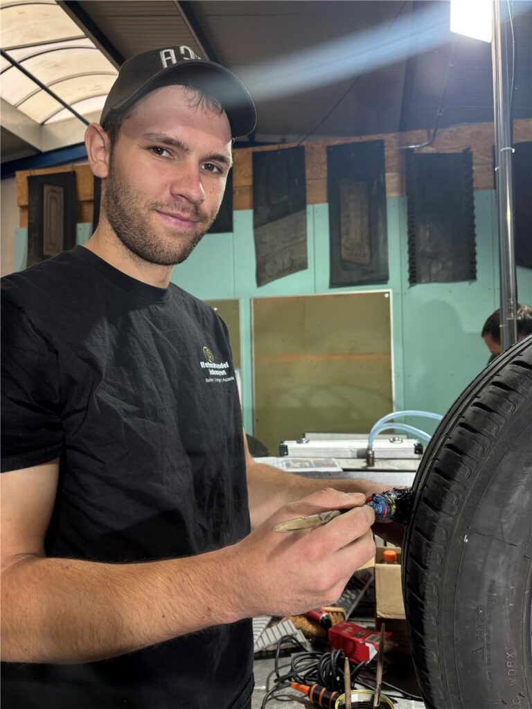 Nick Inkmann aus Münster nimmt an einer zehntägigen Schulung für Meister des Kfz-Handwerks im Bildungszentrum der Innung für das Vulkaniseur- und Reifenmechaniker-Handwerk Rhein-Ruhr. Das Zentrum befindet sich an der Maria-von-Linden-Straße im Gewerbepark Ortloh in Recklinghausen-Berghausen. Nick Inkmann aus Münster nimmt an einer zehntägigen Schulung für Meister des Kfz-Handwerks im Bildungszentrum der Innung für das Vulkaniseur- und Reifenmechaniker-Handwerk Rhein-Ruhr. Das Zentrum befindet sich an der Maria-von-Linden-Straße im Gewerbepark Ortloh in Recklinghausen-Berghausen.