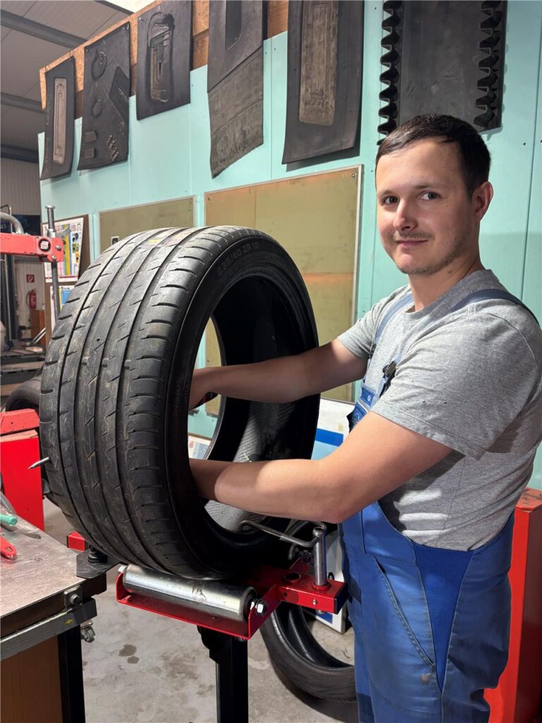 Daniel Simon aus Erfurt macht eine zehntägige Schulung für Meister des Kfz-Handwerks im Bildungszentrum der Innung für das Vulkaniseur- und Reifenmechaniker-Handwerk Rhein-Ruhr. Das Zentrum befindet sich an der Maria-von-Linden-Straße im Gewerbepark Ortloh in Recklinghausen-Berghausen. Daniel Simon aus Erfurt macht eine zehntägige Schulung für Meister des Kfz-Handwerks im Bildungszentrum der Innung für das Vulkaniseur- und Reifenmechaniker-Handwerk Rhein-Ruhr. Das Zentrum befindet sich an der Maria-von-Linden-Straße im Gewerbepark Ortloh in Recklinghausen-Berghausen.