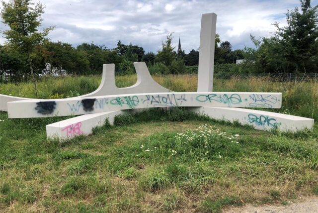 Ein mit Graffiti beschmiertes Sitz-Kunstwerk am beliebten Radweg zwischen Recklinghausen und Herten.