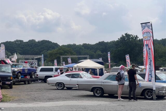 US-amerikanische Oldtimer stehen bei der Veranstaltung „Chrom & Flammen Show“ 2025 auf dem Gelände an der Vestlandhalle in Recklinghausen
