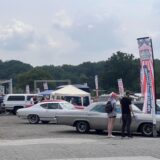 US-amerikanische Oldtimer stehen bei der Veranstaltung „Chrom & Flammen Show“ 2025 auf dem Gelände an der Vestlandhalle in Recklinghausen