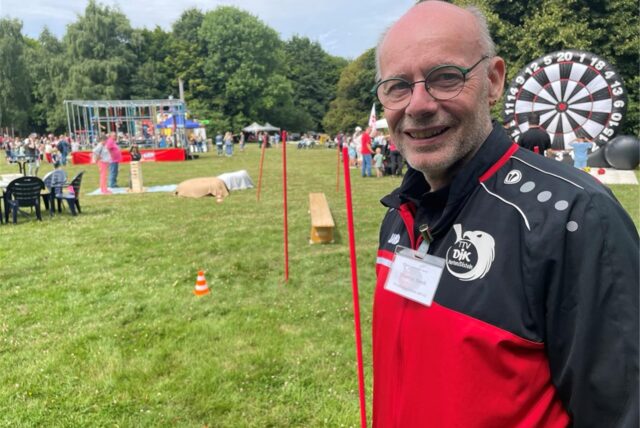Thomas Neeb steht auf der großen Wiese im Backumer Tal.
