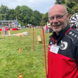 Thomas Neeb steht auf der großen Wiese im Backumer Tal.