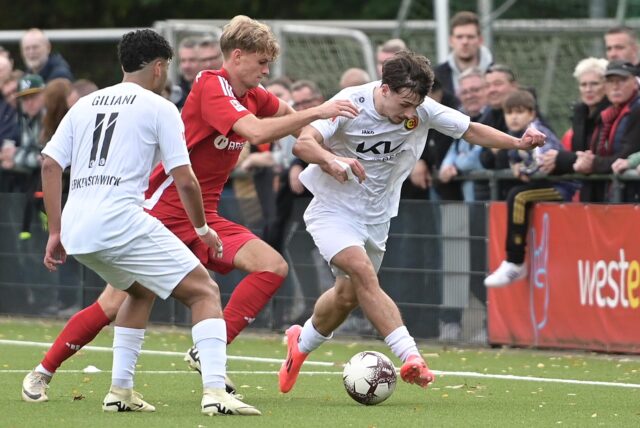 Aggelos Nikolaos Meselidis (am Ball) traf für die Spvgg. Erkenschwick zum 1:1 gegen Uerdingen (Archivbild).
