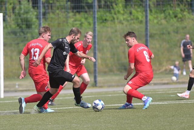 Gegen Sascha Adam (am Ball) und Teutonia SuS Waltrop waren die Oberwieser Lennart Oberkönig (l.), Janis Lenfert (hinten) und Tom Schulte-Krump (r.) chancenlos. Das Testspiel gewannen die Teutonen 6:0.