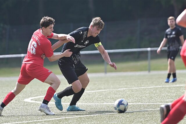 Im Testspiel gegen den FC Spvgg. Oberwiese und Nils Belda (l.) trug Lennart Schlierkamp (r.) bei Teutonia SuS Waltrop die Kapitänsbinde und führte seine Mannschaft zu einem deutlichen 6:0-Sieg.