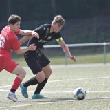 Im Testspiel gegen den FC Spvgg. Oberwiese und Nils Belda (l.) trug Lennart Schlierkamp (r.) bei Teutonia SuS Waltrop die Kapitänsbinde und führte seine Mannschaft zu einem deutlichen 6:0-Sieg.