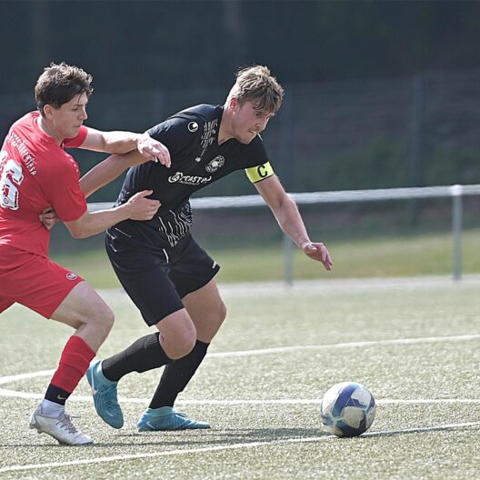 Im Testspiel gegen den FC Spvgg. Oberwiese und Nils Belda (l.) trug Lennart Schlierkamp (r.) bei Teutonia SuS Waltrop die Kapitänsbinde und führte seine Mannschaft zu einem deutlichen 6:0-Sieg.