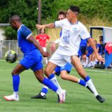 Yassin Bouchantiya (weißes Trikot) stand gegen Frohlinde positiv wie negativ im Mittelpunkt.