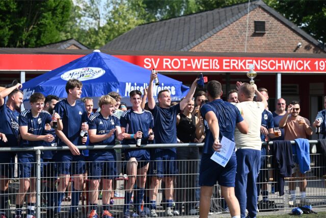 Da ist das Ding! Mike Winter jubelt mit dem Stadtmeisterpokal, trotz ausgekugelter Schulter.