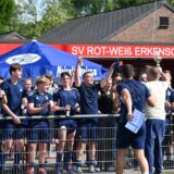 Da ist das Ding! Mike Winter jubelt mit dem Stadtmeisterpokal, trotz ausgekugelter Schulter.