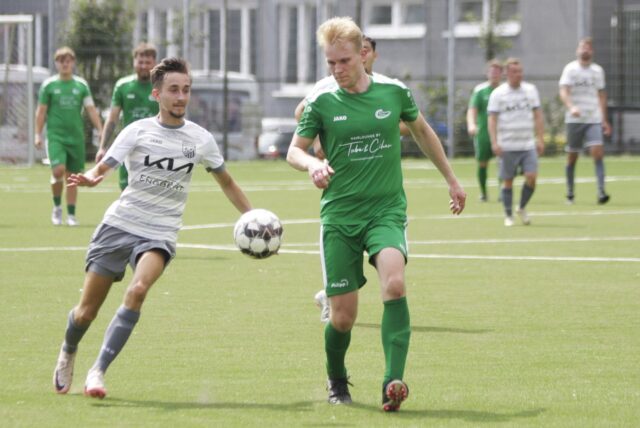 Julius Funke (r.) von der DJK Sportfreunde Datteln II stoppt hier einen Angriff von SW Meckinghoven II.