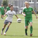 Julius Funke (r.) von der DJK Sportfreunde Datteln II stoppt hier einen Angriff von SW Meckinghoven II.