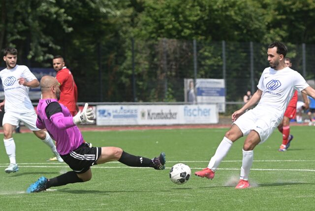 VfB Waltrops Kadir Kücük scheitert in dieser Szene an Genclikspor Recklinghausens Torhüter Vedat Sahin