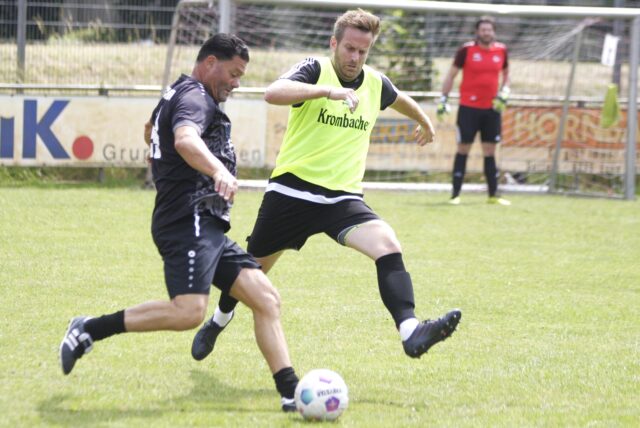 Auf dem Weg zum Tor wird hier Josef De Cicco (l.) von SW Meckinghoven von Philipp Kunz (DJK Sportfreunde Datteln) gestoppt.