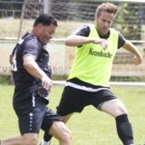 Auf dem Weg zum Tor wird hier Josef De Cicco (l.) von SW Meckinghoven von Philipp Kunz (DJK Sportfreunde Datteln) gestoppt.