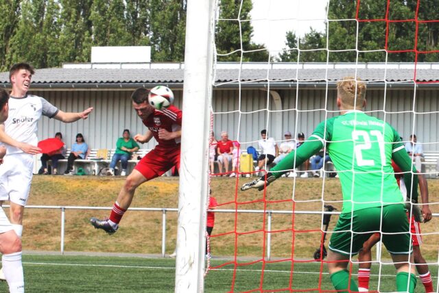 Die nächste Chance für den VfB Hüls: Johannes Hülsken verpasst per Kopf das Heidener Tor.