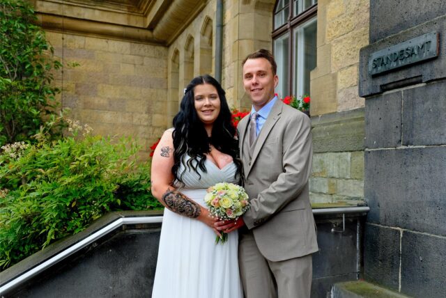 Vanessa Nikolaus und Leon Thiele auf der Rathaustreppe