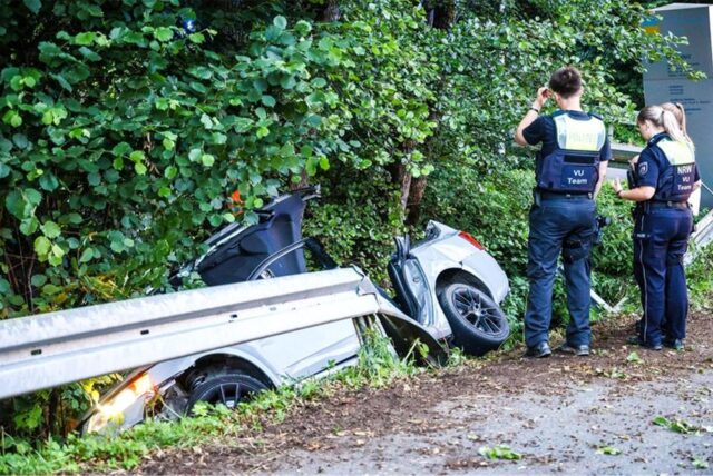 Einsatzkräfte der Polizei arbeiten an einer Unfallstelle.