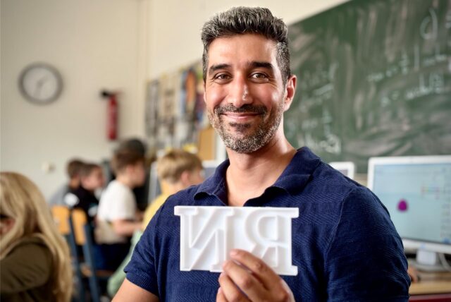 Ein Lehrer im Klassenzimmer