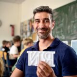 Ein Lehrer im Klassenzimmer