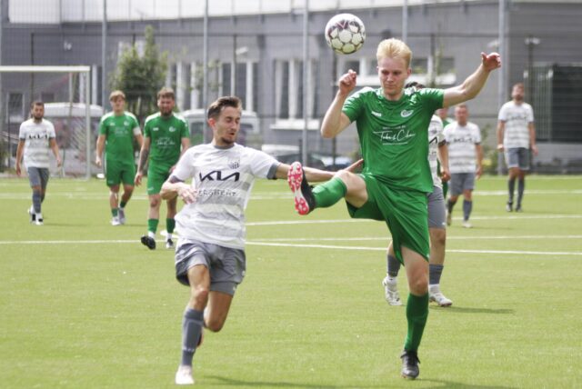 Julius Franke (r.) von der DJK Sportfreunde Datteln II klärt den Ball.