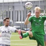Julius Franke (r.) von der DJK Sportfreunde Datteln II klärt den Ball.