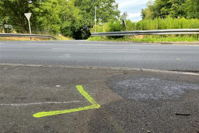 An der Syburger Straße sind auch zwei Tage nach einem tödlichen Unfall die Markierungen des Verkehrsunfallaufnahmeteams auf der Straße zu erkennen.