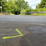 An der Syburger Straße sind auch zwei Tage nach einem tödlichen Unfall die Markierungen des Verkehrsunfallaufnahmeteams auf der Straße zu erkennen.