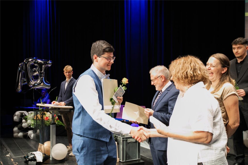 Die Schüler des Theodor-Heuss-Gymnasiums in Recklinghausen bekommen ihre Abiturzeugnisse überreicht