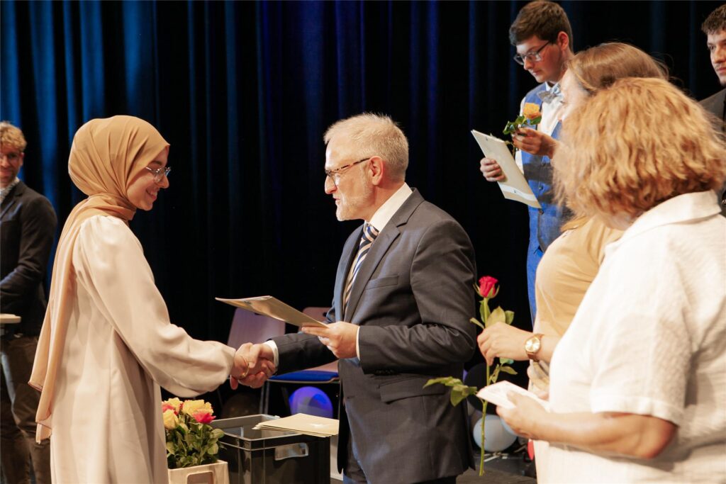 Die Schüler des Theodor-Heuss-Gymnasiums in Recklinghausen bekommen ihre Abiturzeugnisse überreicht