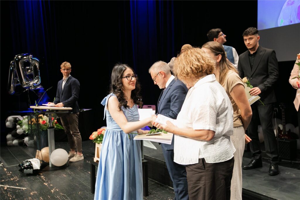 Die Schüler des Theodor-Heuss-Gymnasiums in Recklinghausen bekommen ihre Abiturzeugnisse überreicht