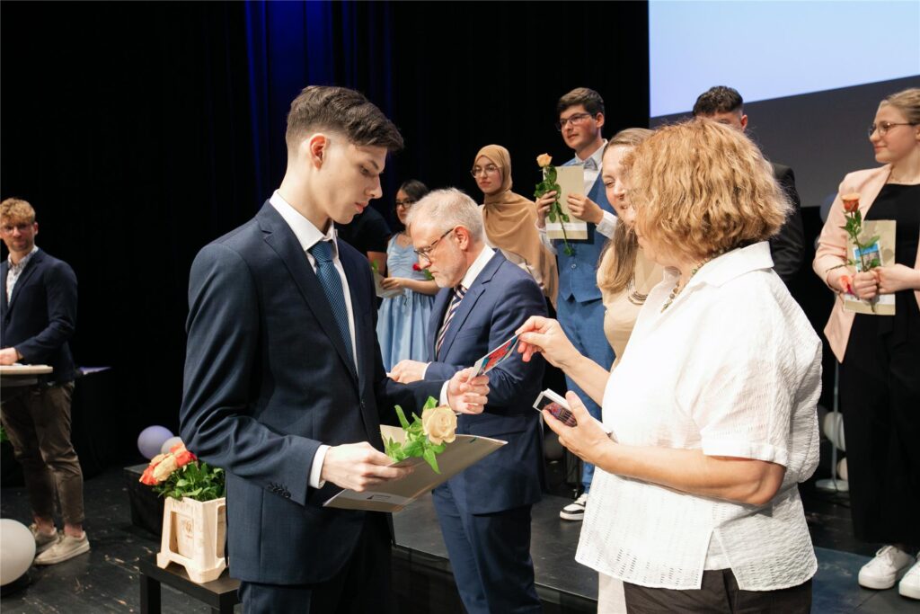Die Schüler des Theodor-Heuss-Gymnasiums in Recklinghausen bekommen ihre Abiturzeugnisse überreicht