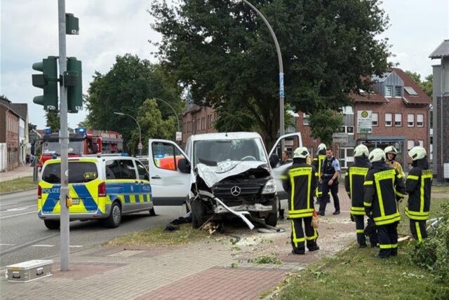 Völlig zerstört wurde der Transporter bei dem Unfall auf der B58 in Wulfen.