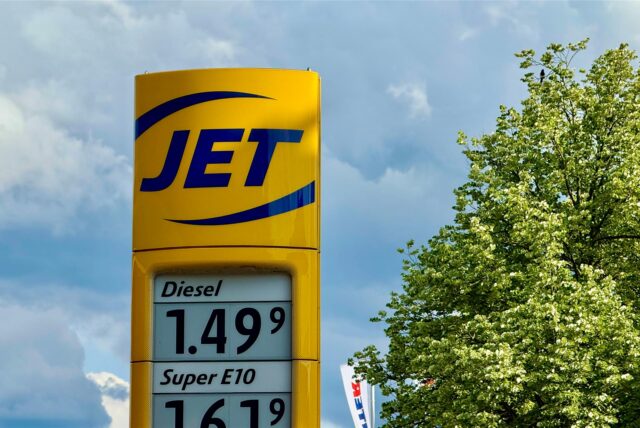 Die Preistafel einer Jet-Tankstelle