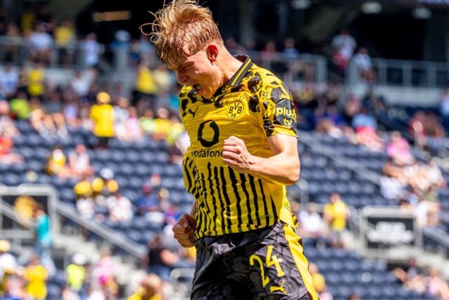 Daniel Svensson springt jubelnd in die Luft.