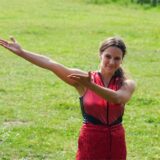Julia Kalies mit einer Kuhherde auf einer Weide von Hof Kampmann in Groppenbruch.
