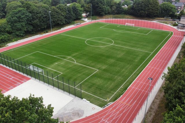 So sieht die neue Kunstrasenanlage des SuS Bertlich aktuell aus. Bis der Platz auch genutzt werden darf, müssen sich die Bertlicher aber noch etwas gedulden.