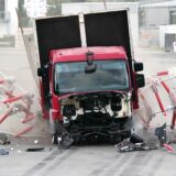 Ein Lkw beim Crashtest auf eine Reihe rot-weißer Sperr-Elemente.