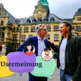 Ralf Möller mit Axel Tschersich vor dem Rathaus in Recklinghausen