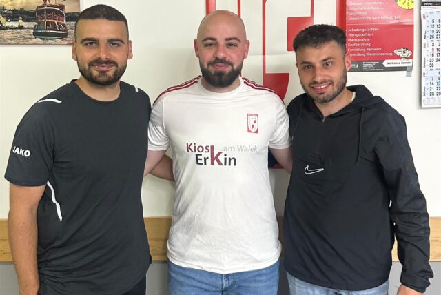 Noch mal auf dem Transfermarkt zugeschlagen: Muhammed Özdemir (Mitte), hier mit Kapitän Timur-Can Güven (links) und Fußballabteilungsleiter Mustafa Arslan, wechselt zum TSV Westerholt.