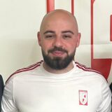 Noch mal auf dem Transfermarkt zugeschlagen: Muhammed Özdemir (Mitte), hier mit Kapitän Timur-Can Güven (links) und Fußballabteilungsleiter Mustafa Arslan, wechselt zum TSV Westerholt.