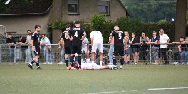 Roman Humenscheimer verletzte sich Mitte der ersten Halbzeit im Spiel gegen den FC 26 Erkenschwick II.
