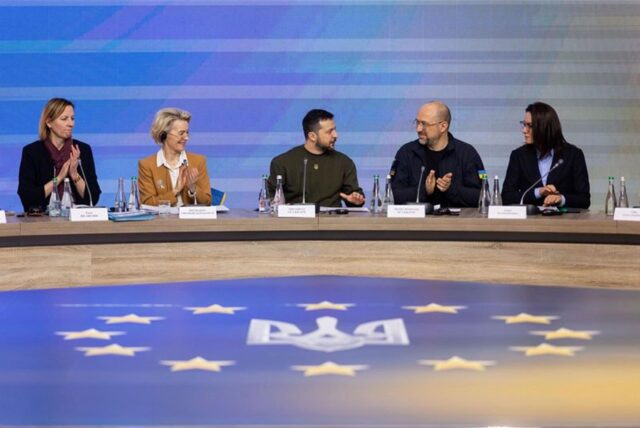 Ilze Juhansone (l-r), Generaldirektorin im Generalsekretariat der Europäischen Kommission, Ursula von der Leyen, Präsidentin der Europäischen Kommission, Wolodymyr Selenskyj, Präsident der Ukraine, Denys Schmyhal, Ministerpräsident der Ukraine, und Julija Swyrydenko, Wirtschaftsministerin der Ukraine, nehmen am EU-Ukraine-Gipfel teil.